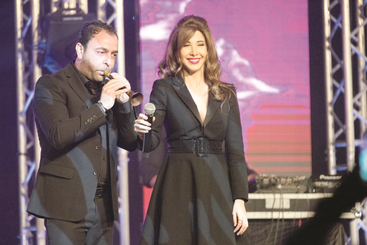 نانسي... وعازف المزمار