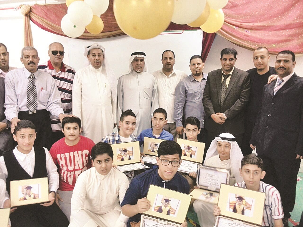 قيادات المدرسة مع الطلاب الفائقين