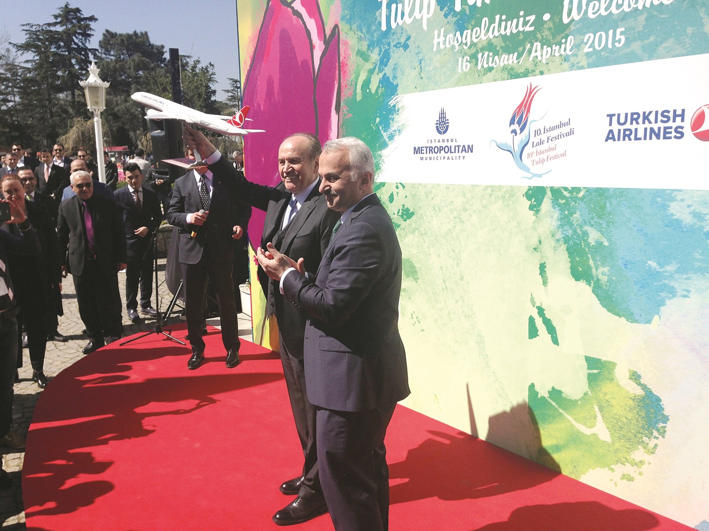 رئيس بلدية إسطنبول رافعاً مجسّماً للناقل التركي العملاق