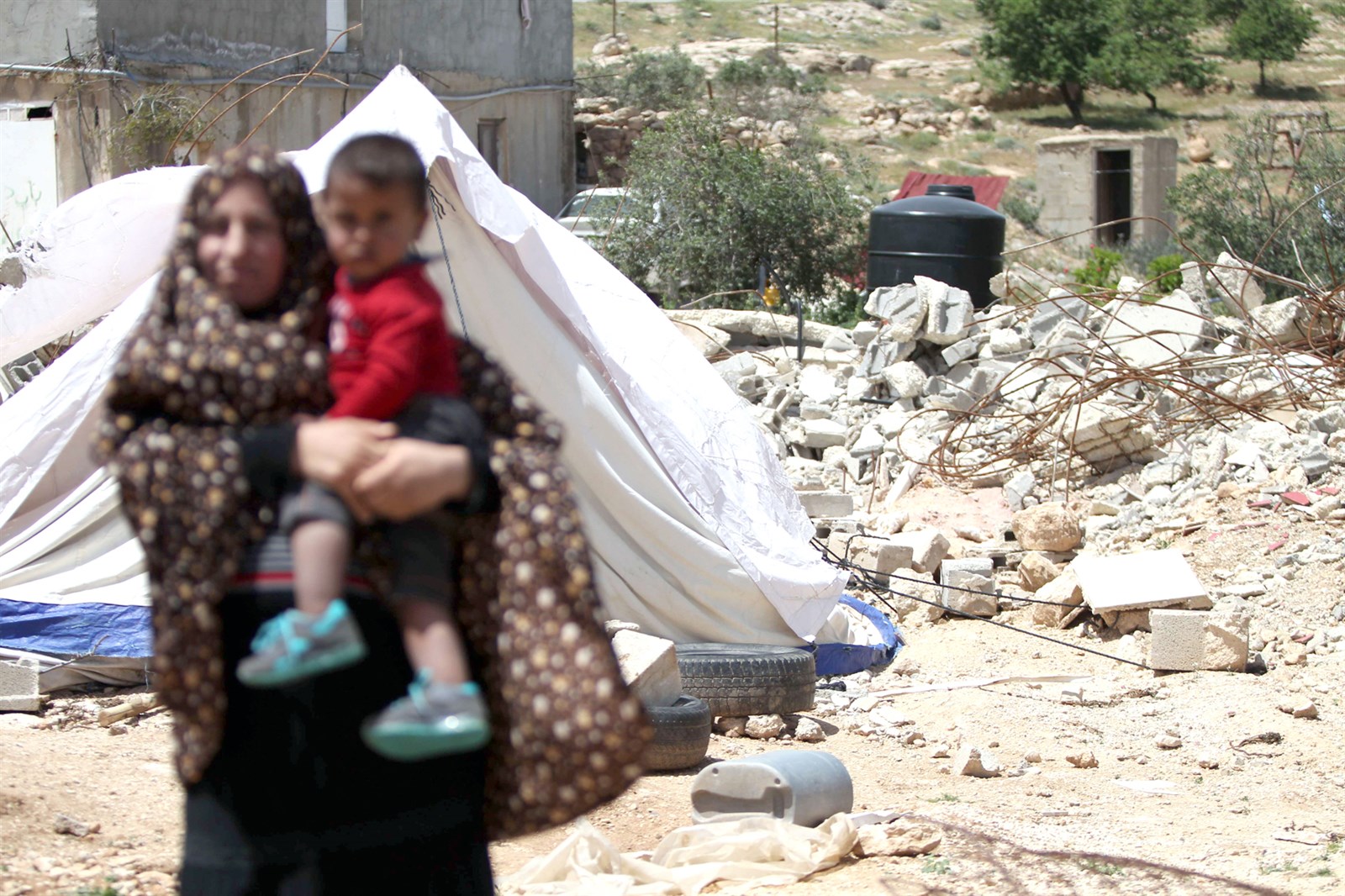 u0641u0644u0633u0637u064au0646u064au0629 u062au062du0645u0644 u0637u0641u0644u0647u0627 u0623u0645u0627u0645 u062eu064au0645u0629 u0623u0642u0627u0645u062au0647u0627 u0641u0648u0642 u0623u0646u0642u0627u0636 u0645u0646u0632u0644u0647u0627 u0641u064a u0627u0644u0636u0641u0629 (u0627 u0641 u0628)