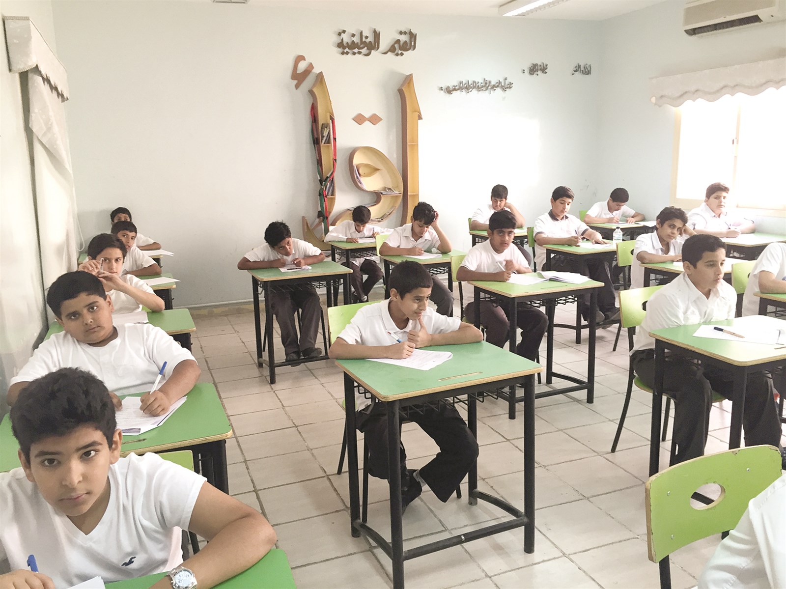 طلبة الصف الثامن يؤدون اختبارهم الأول