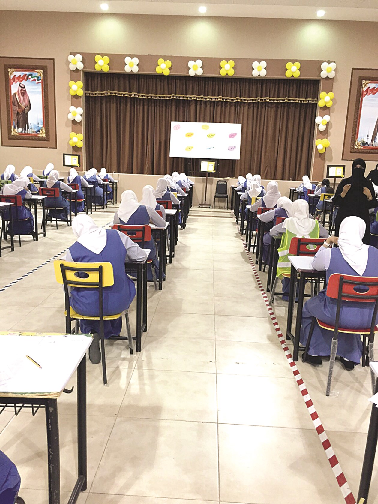 طالبات تؤدين الاختبار