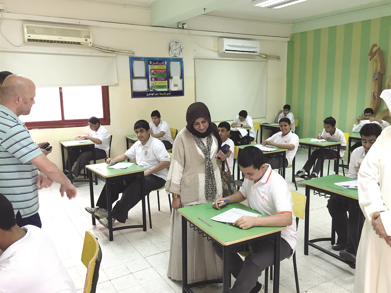 فاطمة الكندري تتفقد اختبارات طلبة مدرسة ابن طفيل
