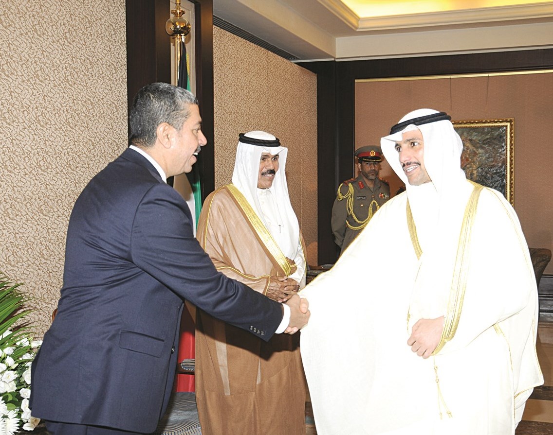 الغانم يصافح بحاح