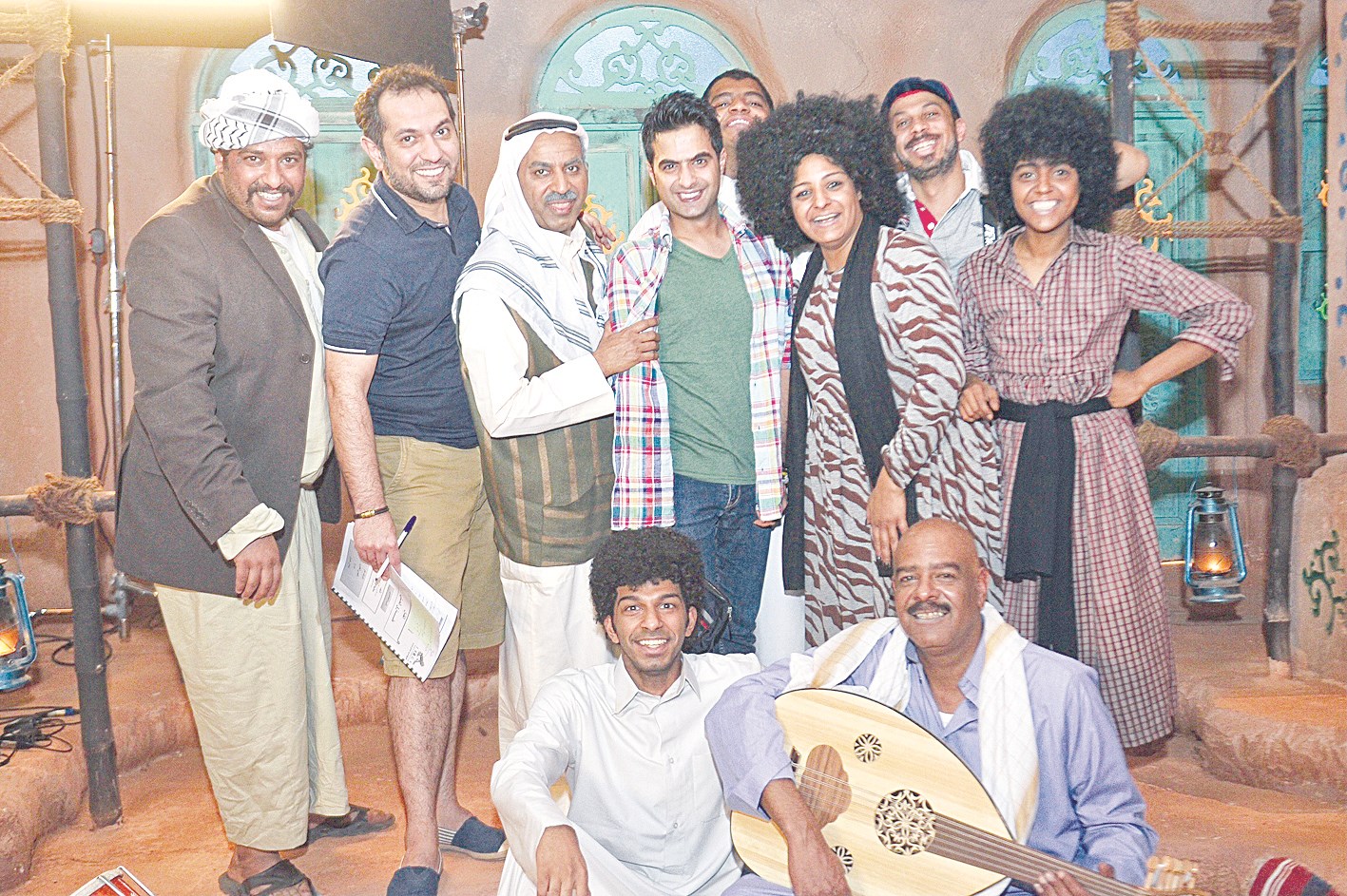 الزميل حمود العنزي يتوسط فريق عمل «الفصلة»    (تصوير جاسم بارون)