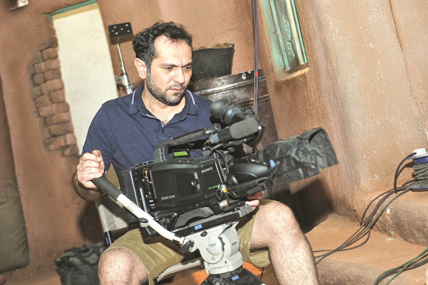 نعمان حسين خلف الكاميرا