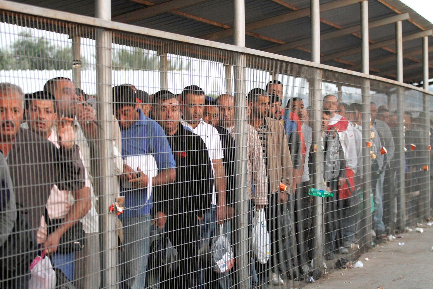 u0639u0645u0627u0644 u0641u0644u0633u0637u064au0646u064au0648u0646 u0641u064a u0627u0646u062au0638u0627u0631 u0639u0628u0648u0631u0647u0645 u0645u0646 u0627u0644u0636u0641u0629 u0625u0644u0649 u0625u0633u0631u0627u0626u064au0644 (u062f u0628 u0623)