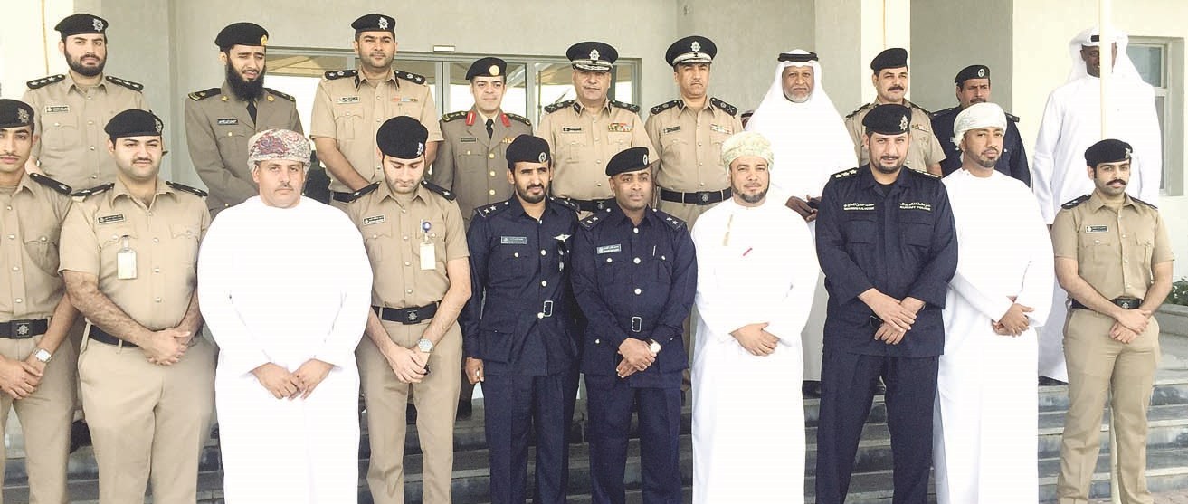 ... ومتوسطاً أعضاء الوفود الزائرة