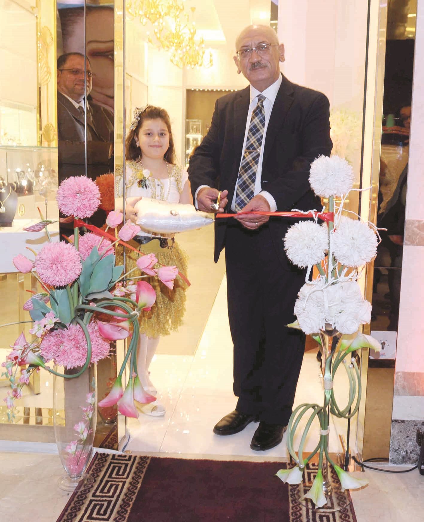 المدير الاداري قدري صابوني والطفلة شام أثناء قص الشريط