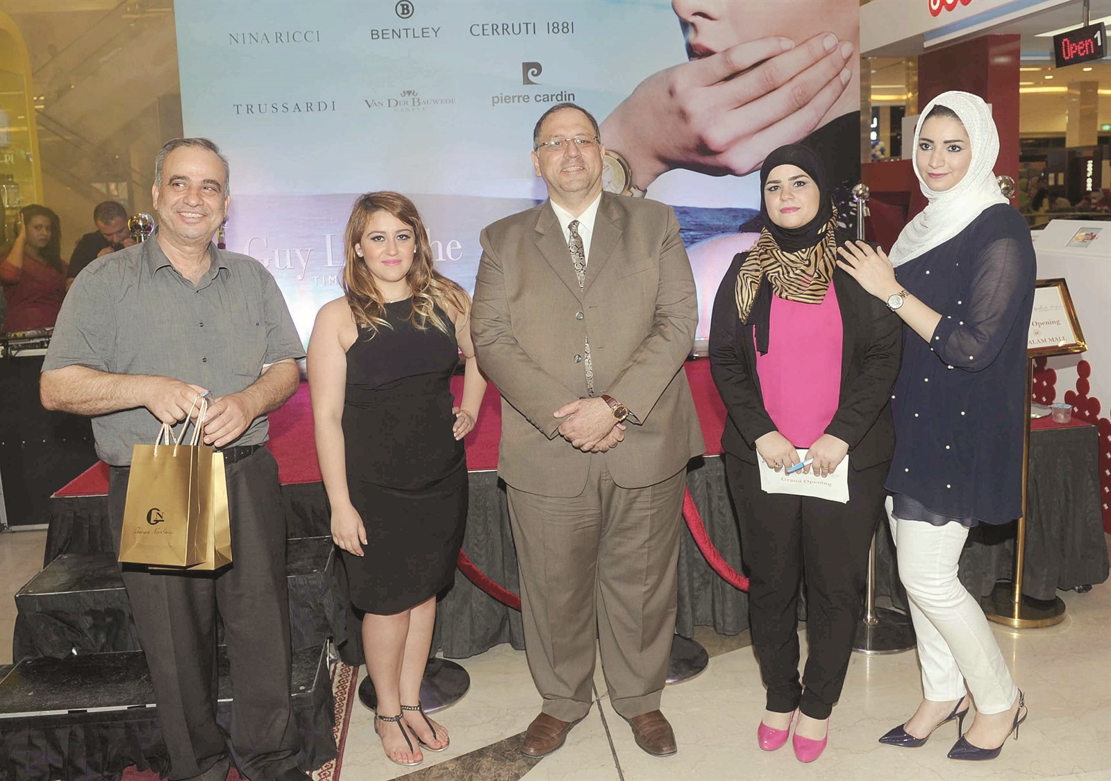 المدير التنفيذي ياسر صابوني مع بعض حضور الافتتاح