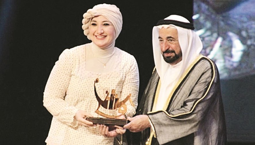 تتسلّم جائزة أفضل ممثلة في مهرجان الشارقة المسرحي