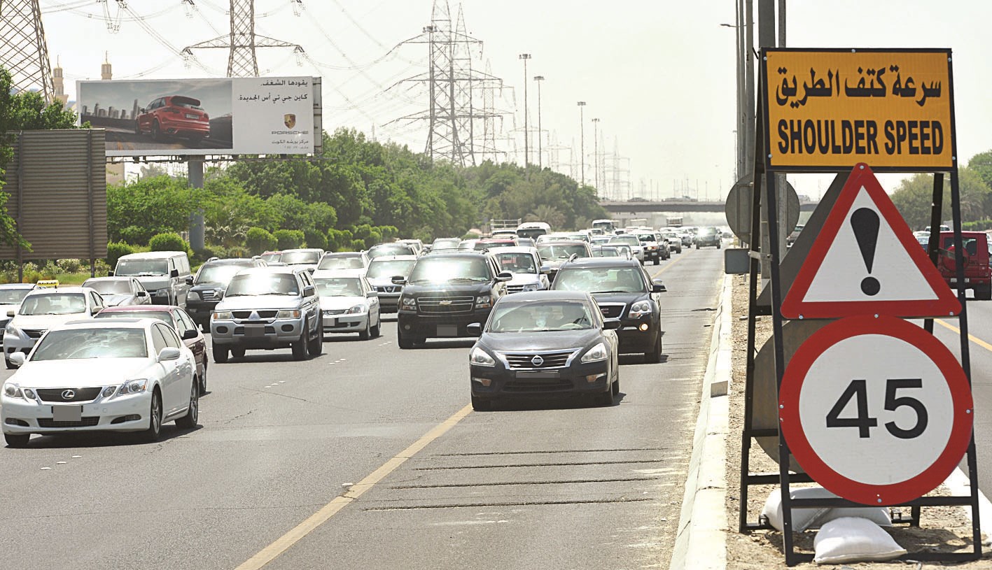سيارات تستخدم حارة الأمان في أول أيام السماح (تصوير موسى عياش)