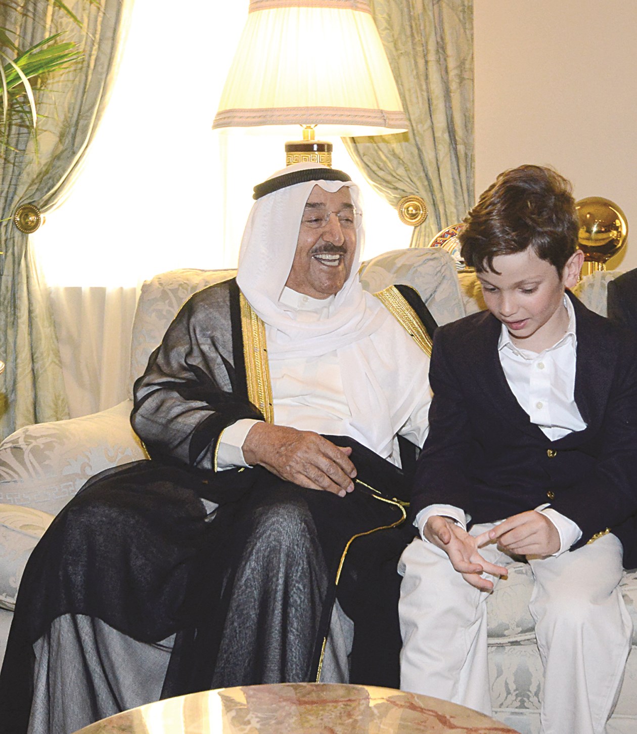 سمو الأمير يحادث أحد الأطفال في الحفل