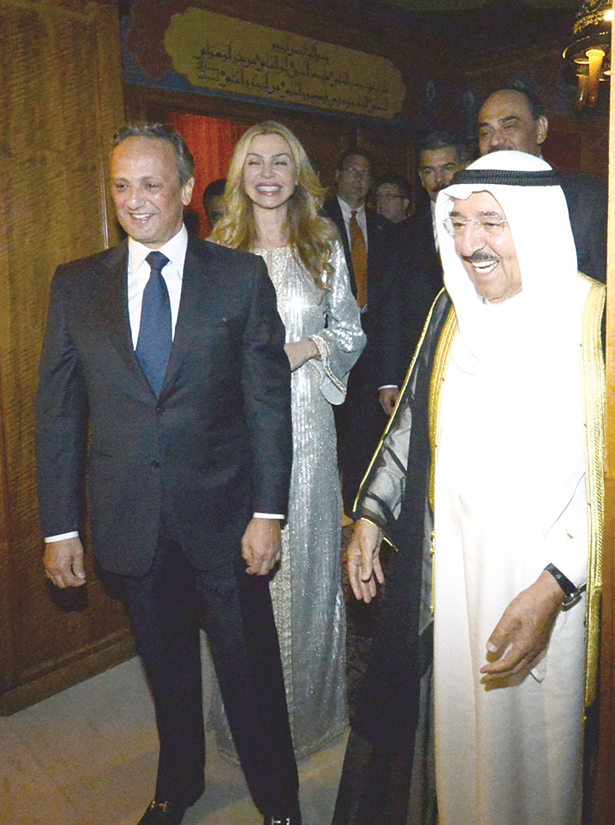 الأمير لدى وصوله إلى الحفل وفي استقباله السفير وحرمه