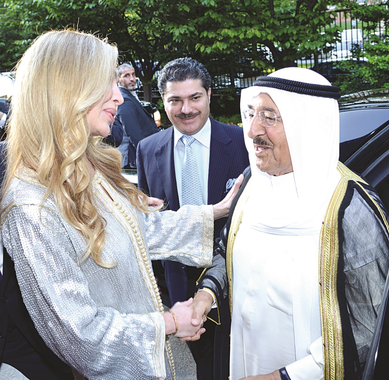 صاحب السمو يصافح الشيخة ريما الصباح عقيلة السفير سالم العبدالله