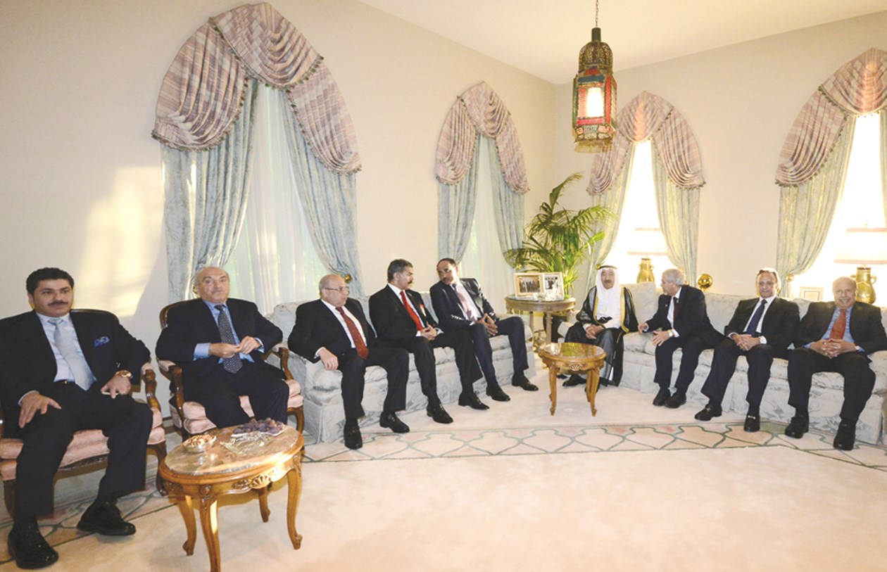 سمو الأمير متوسطاً الحضور