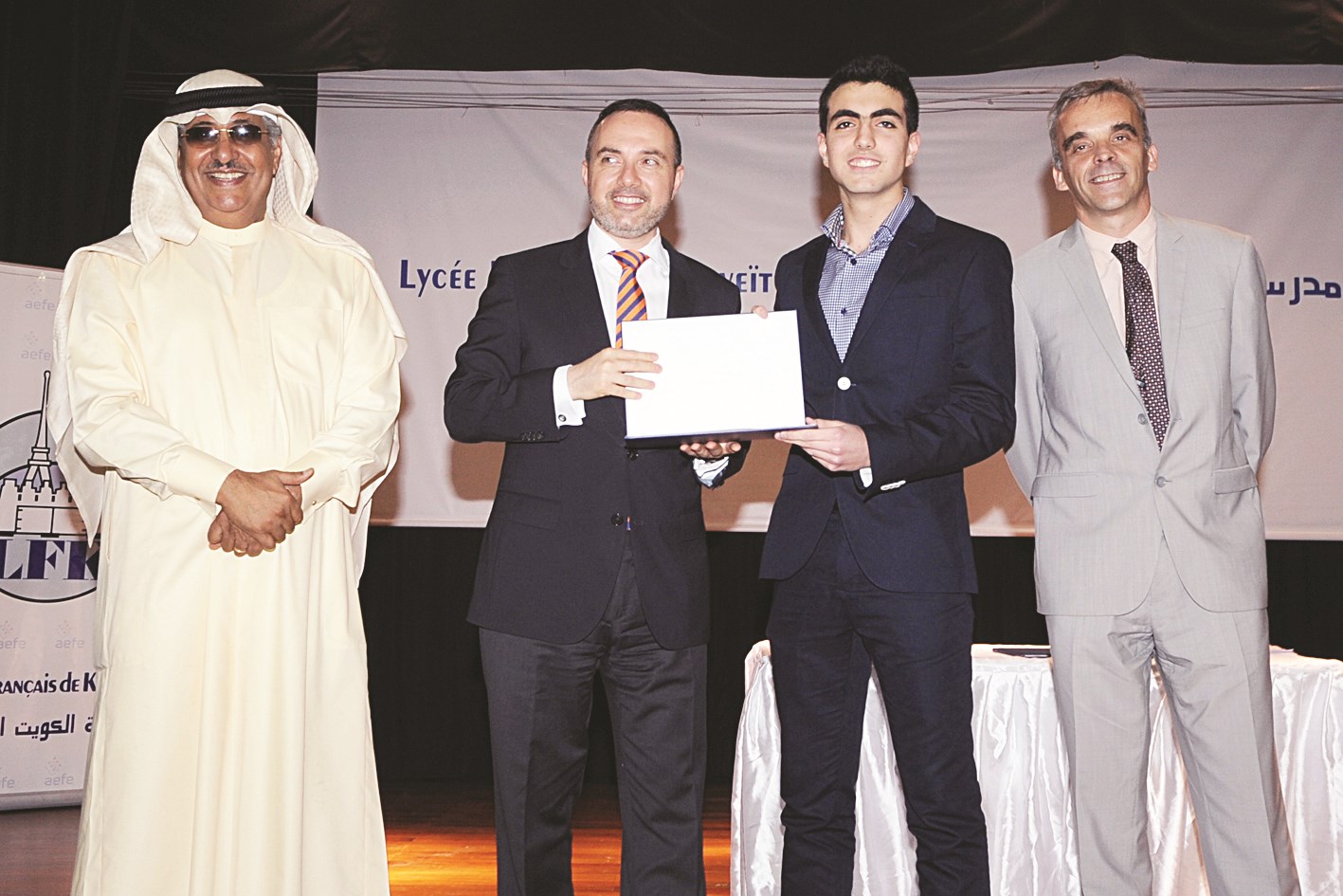 السفير مكرماً أحد الطلاب