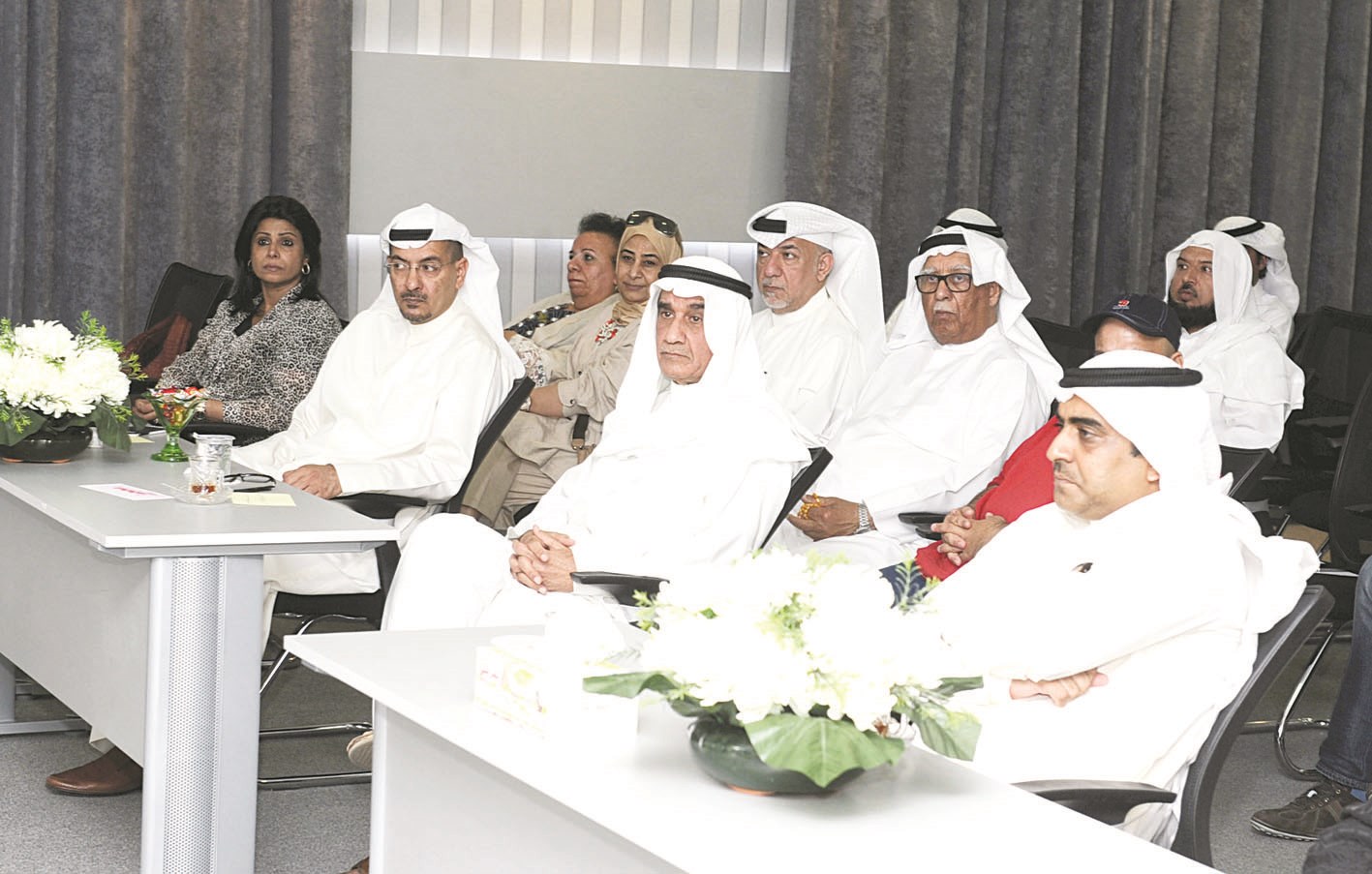 ممثل بيت التمويل متوسطاً بعض الحضور