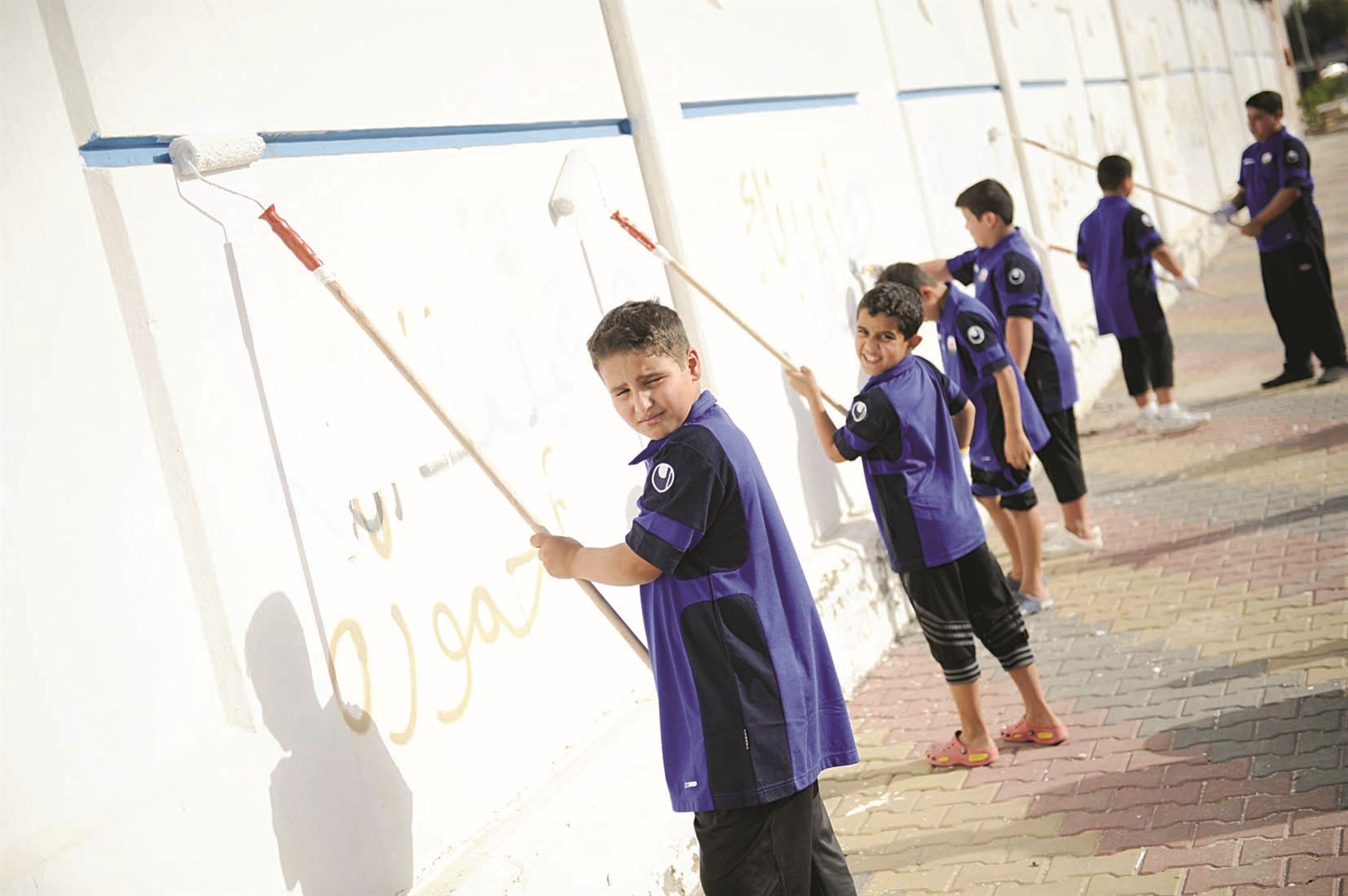 الأطفال يلونون السور (تصوير نايف العقلة)
