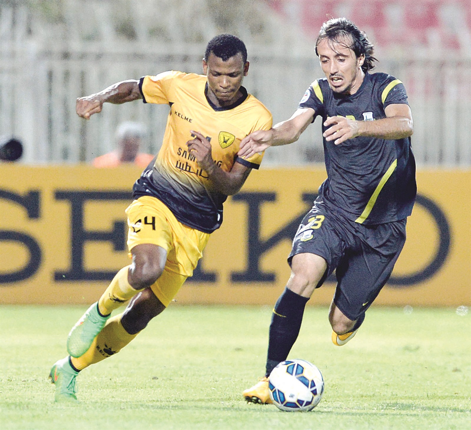 u0634u064au0647u0648 u0641u064a u0635u0631u0627u0639 u0639u0644u0649 u0627u0644u0643u0631u0629 u0645u0639 u0644u0627u0639u0628 u0623u0631u0628u064au0644        (u0627u0644u0623u0632u0631u0642 u062fu0648u062a u0643u0648u0645)