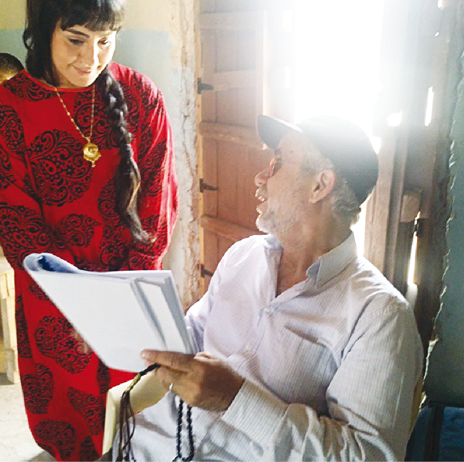 ... وتستمع لتوجيهات المخرج أحمد دعيبس