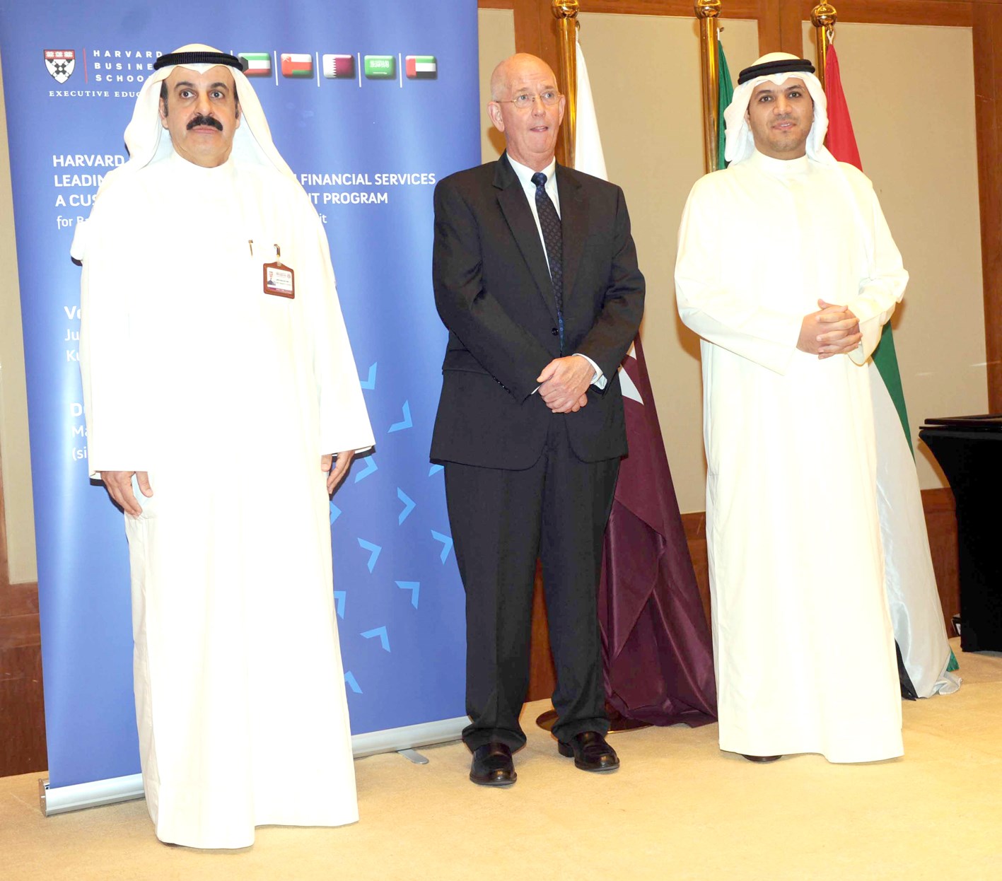 محافظ البنك المركزي وداود والرفاعي يستعدون لتوزيع الشهادات (تصوير طارق عزالدين)