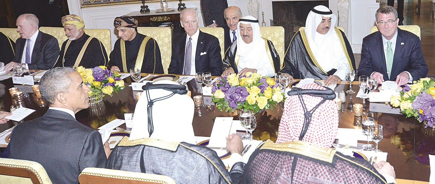 سمو الامير وإلى يمينه نائب الرئيس الاميركي جو بايدن ومقابله اوباما خلال عشاء البيت الابيض