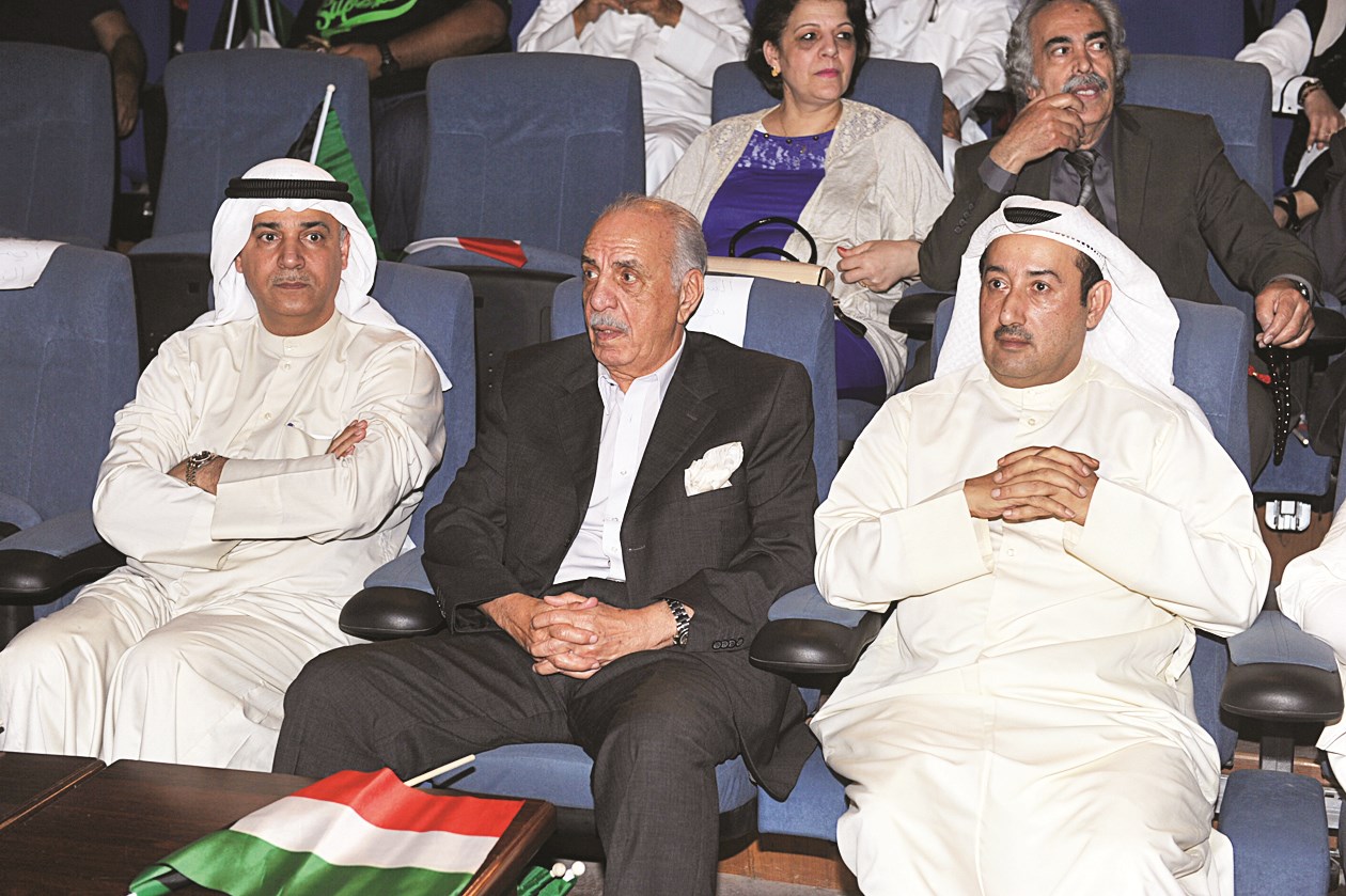 محمد السنعوسي يتوسط علي اليوحة ومحمد العسعوسي