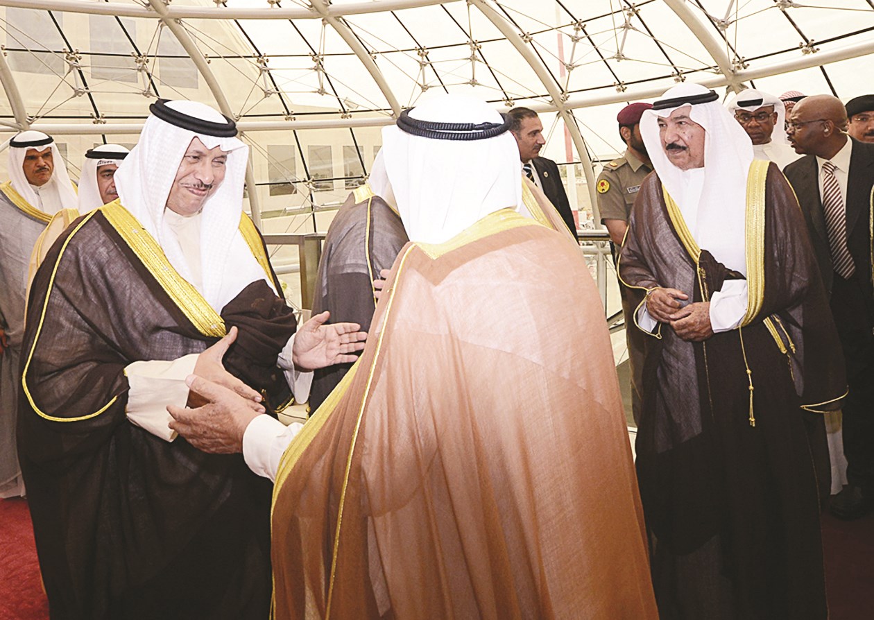 سموه لدى وصوله وابتسامة استقبال من المبارك