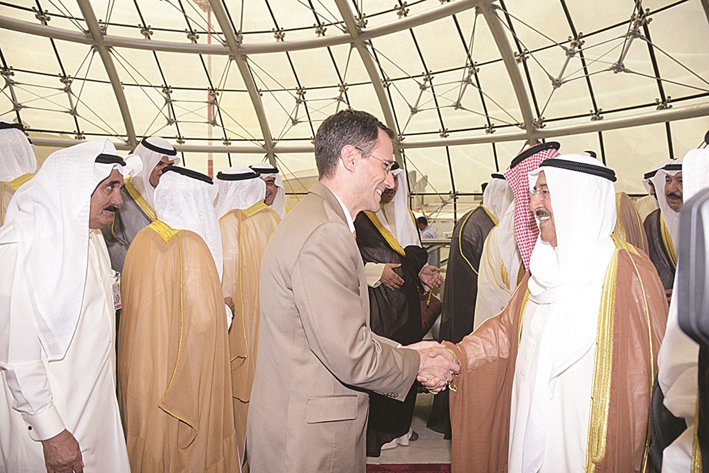 ...ومصافحاً السفير الأميركي