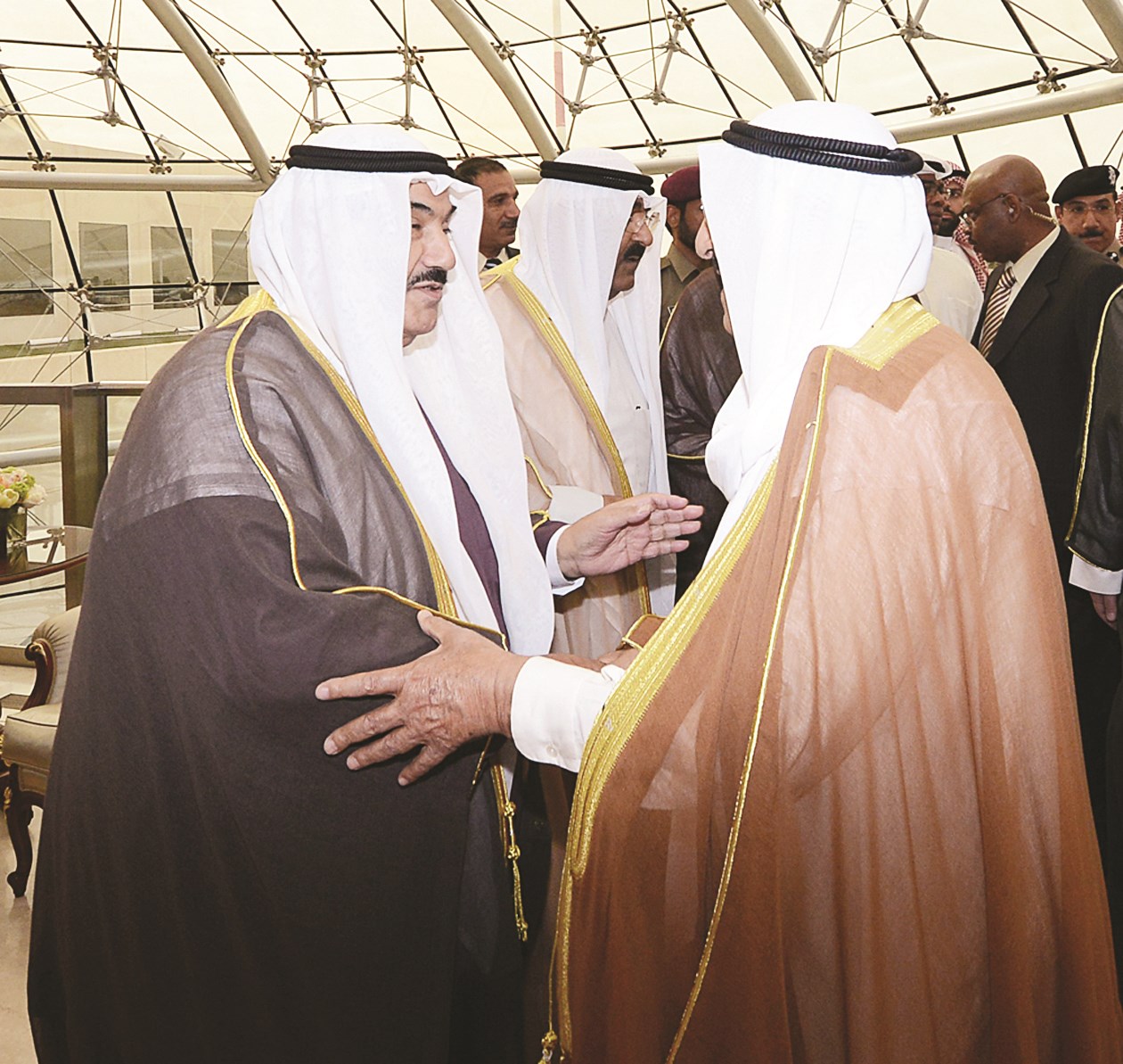 سمو الأمير يصافح ناصر المحمد