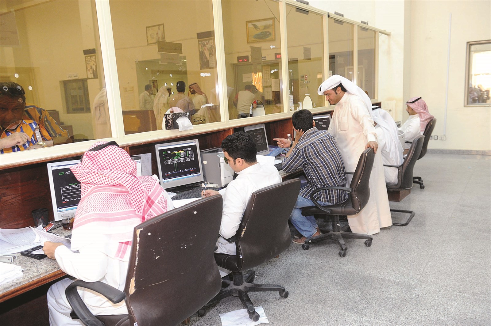 موظفو المكتب يباشرون إنجاز معاملات المراجعين (تصوير زكريا عطية)