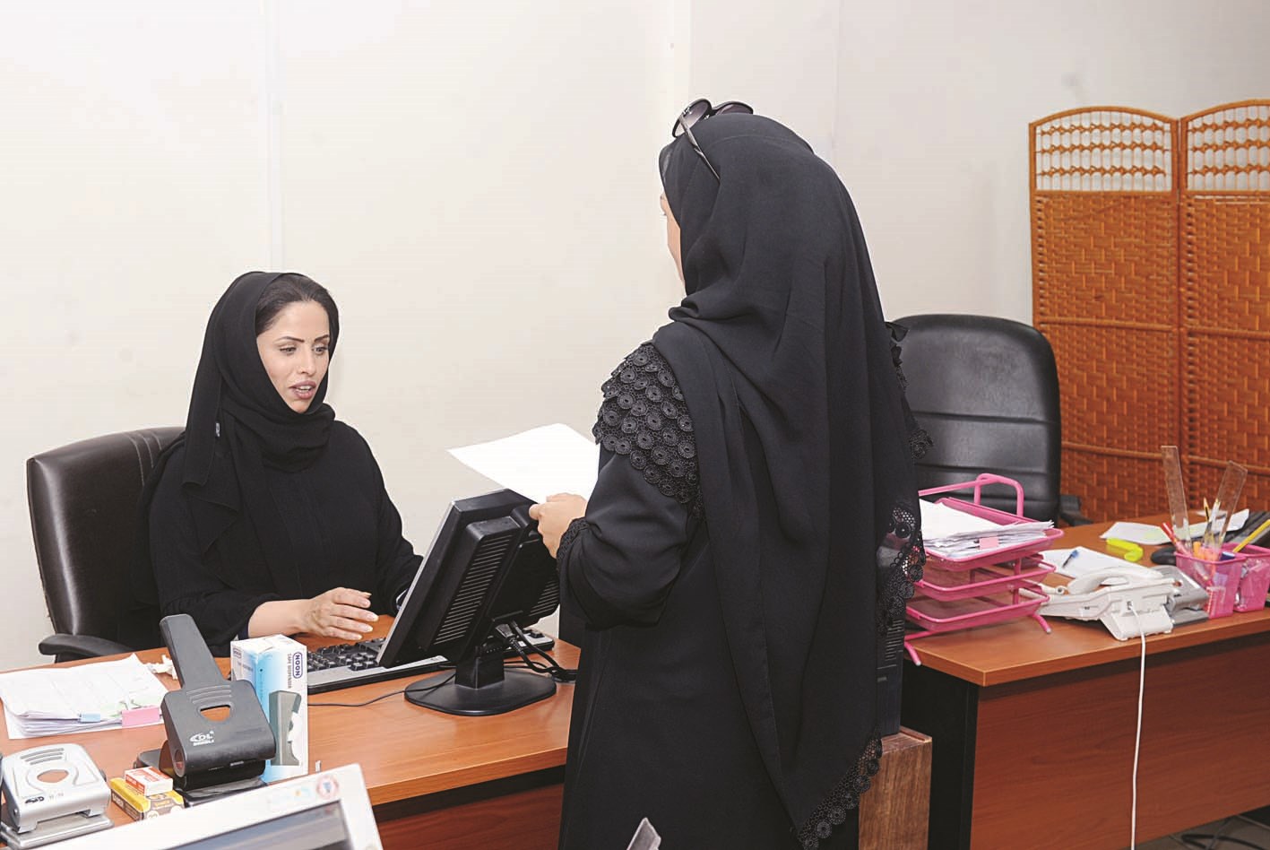 موظفة تستقبل إحدى المراجعات