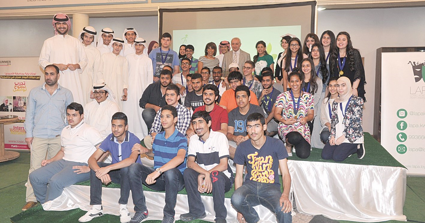 لقطة تذكارية للعيسى وقيادات المسابقة مع المشاركين  (تصوير نور هنداوي)