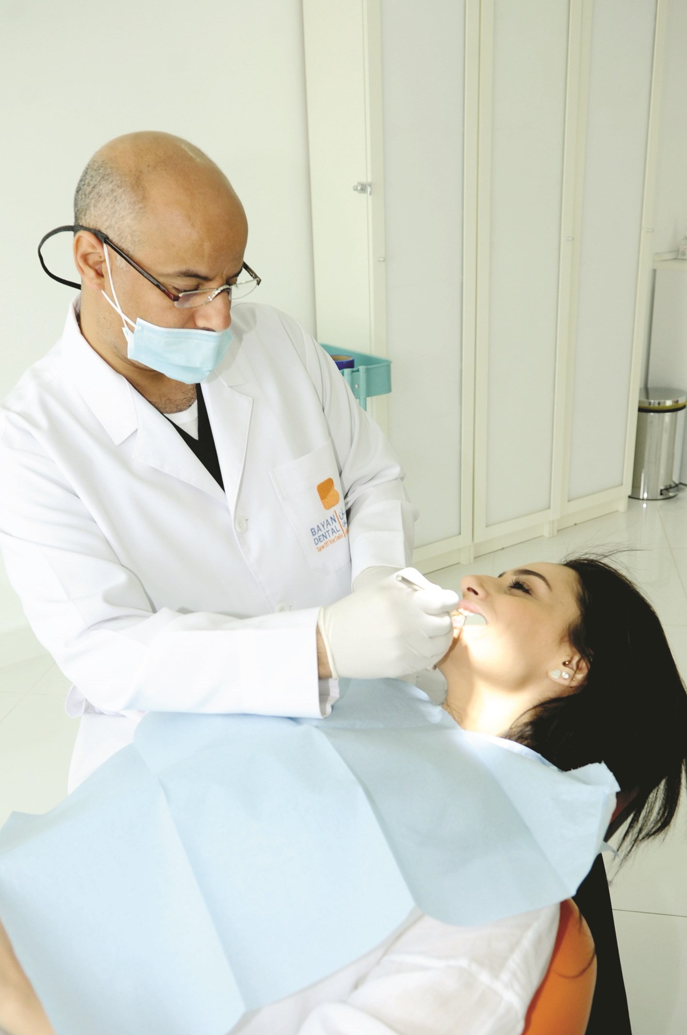 فحص أسنان إحدى المراجعات