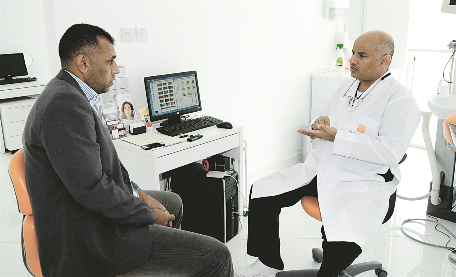 العازمي متحدثاً إلى الزميل عمر العلاس