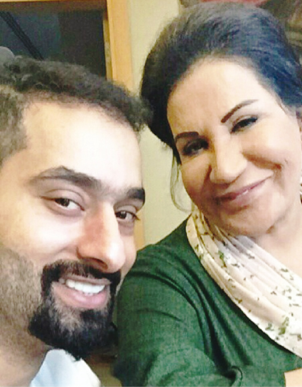 ... وملتقطاً «سلفي» مع سعاد عبدالله