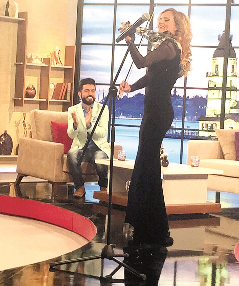 ... من أجواء حلقة الفنانة Canan Anderson