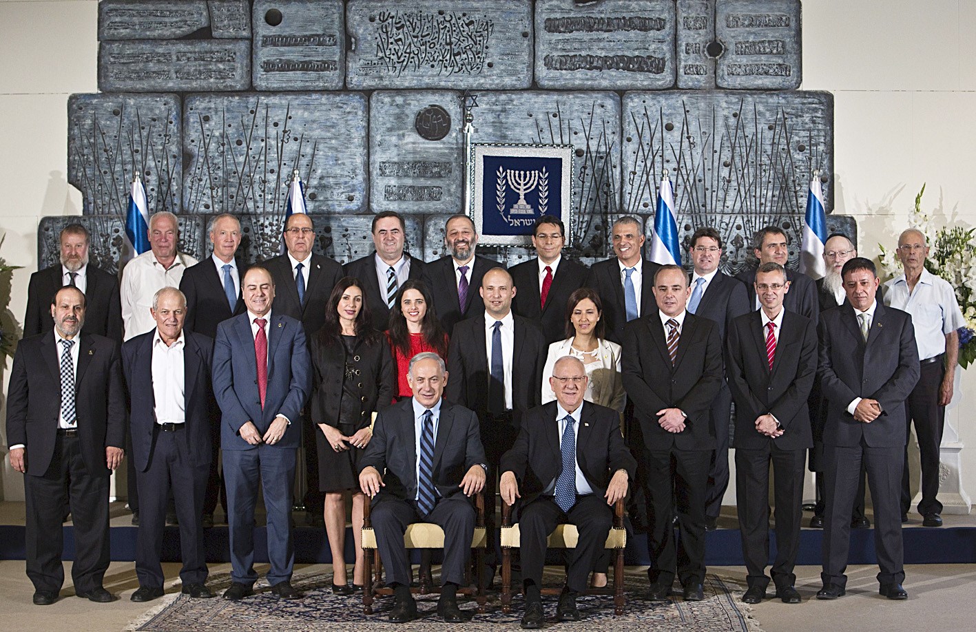 u0646u062au0646u064au0627u0647u0648 u0648u0627u0644u0631u0626u064au0633 u0631u0624u0648u0641u064au0646 u0631u064au0641u0644u064au0646 u064au062au0642u062fu0645u0627u0646 u0635u0648u0631u0629 u062cu0645u0627u0639u064au0629 u0644u0644u062du0643u0648u0645u0629 u0627u0644u0625u0633u0631u0627u0626u064au0644u064au0629 u0641u064a u0627u0644u0642u062fu0633 u0623u0645u0633   (u0631u0648u064au062au0631u0632)