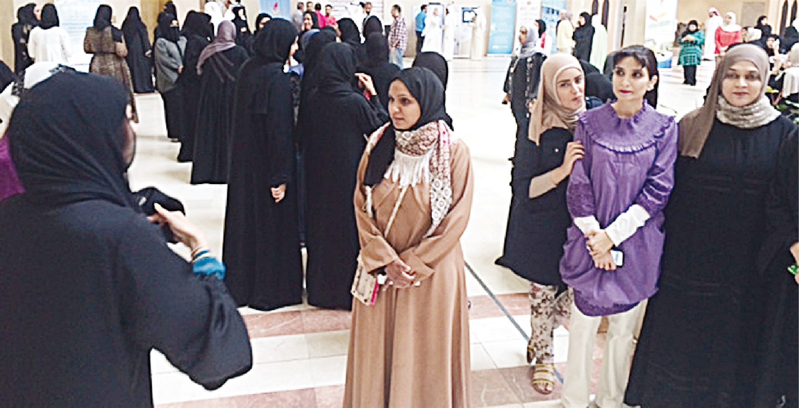 u00abu0645u0645u062au0627u0632u0648u00bb u0627u0644u0643u0647u0631u0628u0627u0621 u064au0639u062au0635u0645u0648u0646 u0627u062du062au062cu0627u062cu0627u064b