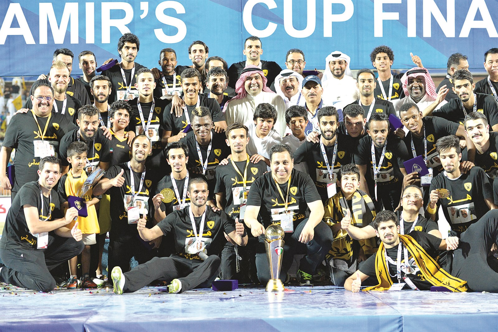 القادسية بلاعبيه وادارييه يحتفل بالكأس الغالية