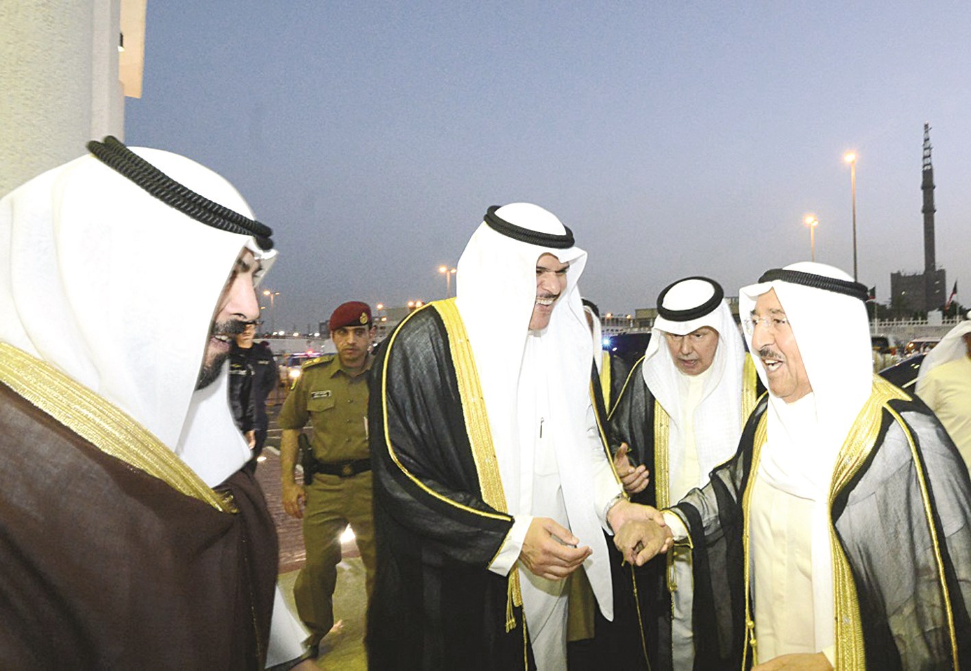 لحظة وصول سمو الأمير الى استاد "الكويت" حيث كان في استقبال سموه وزير الشباب الشيخ سلمان الحمود