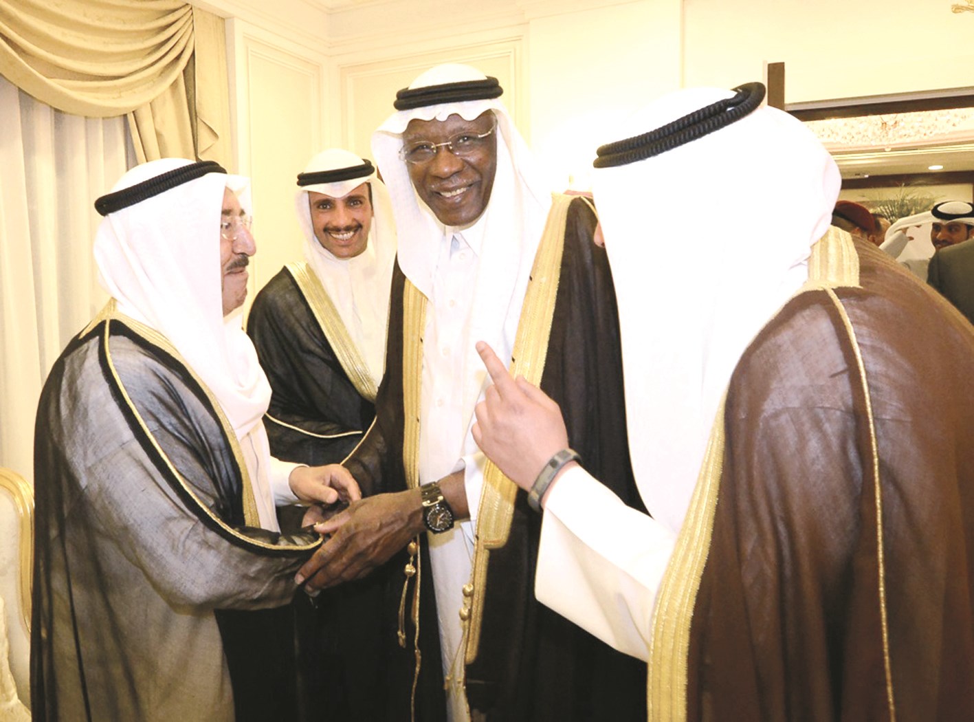 سمو الأمير مصافحاً رئيس الاتحاد السعودي لكرة القدم أحمد عيد