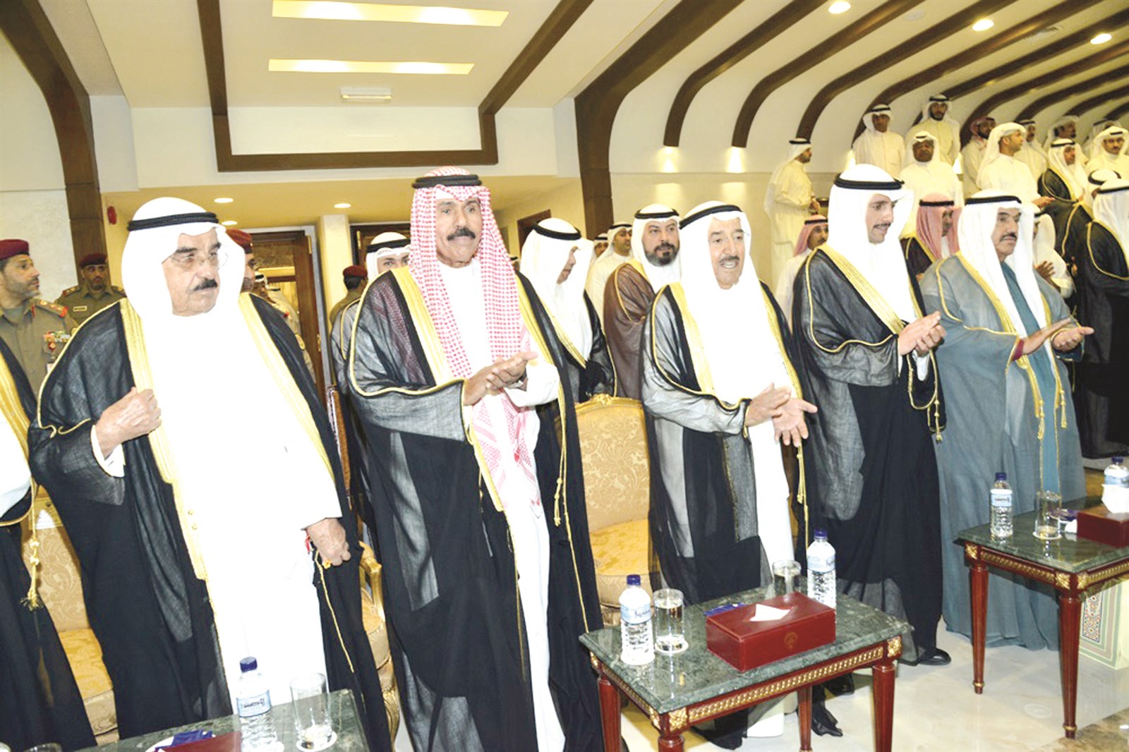 سمو الأمير وسمو ولي العهد وكبار الحضور يردون التحية للجماهير