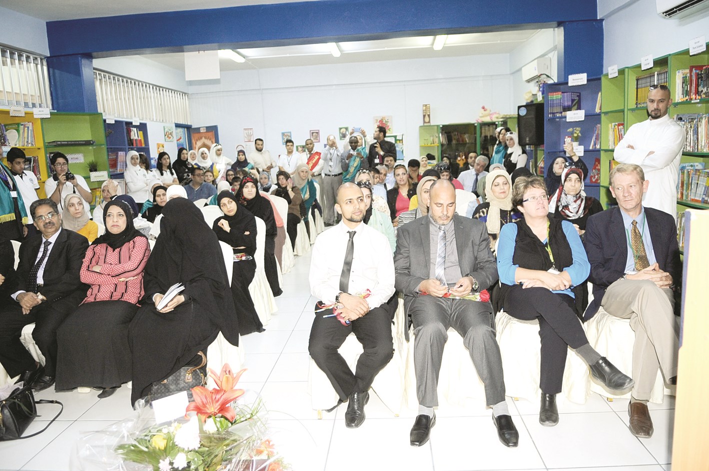 الحضور يتابعون الحفل