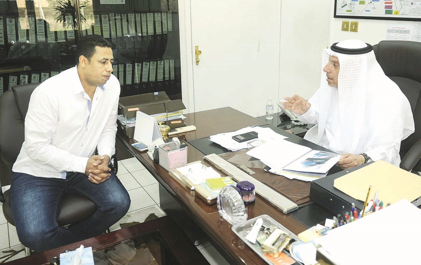 الحجي متحدثا للزميل علي العلاس (تصوير زكريا عطية)