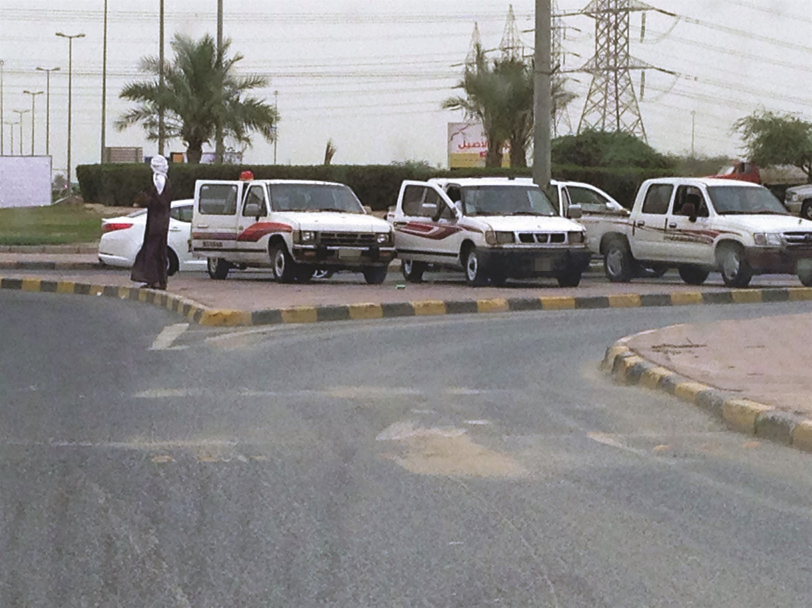 الباعة الجائلون يتزاحمون على دوارات المنطقة