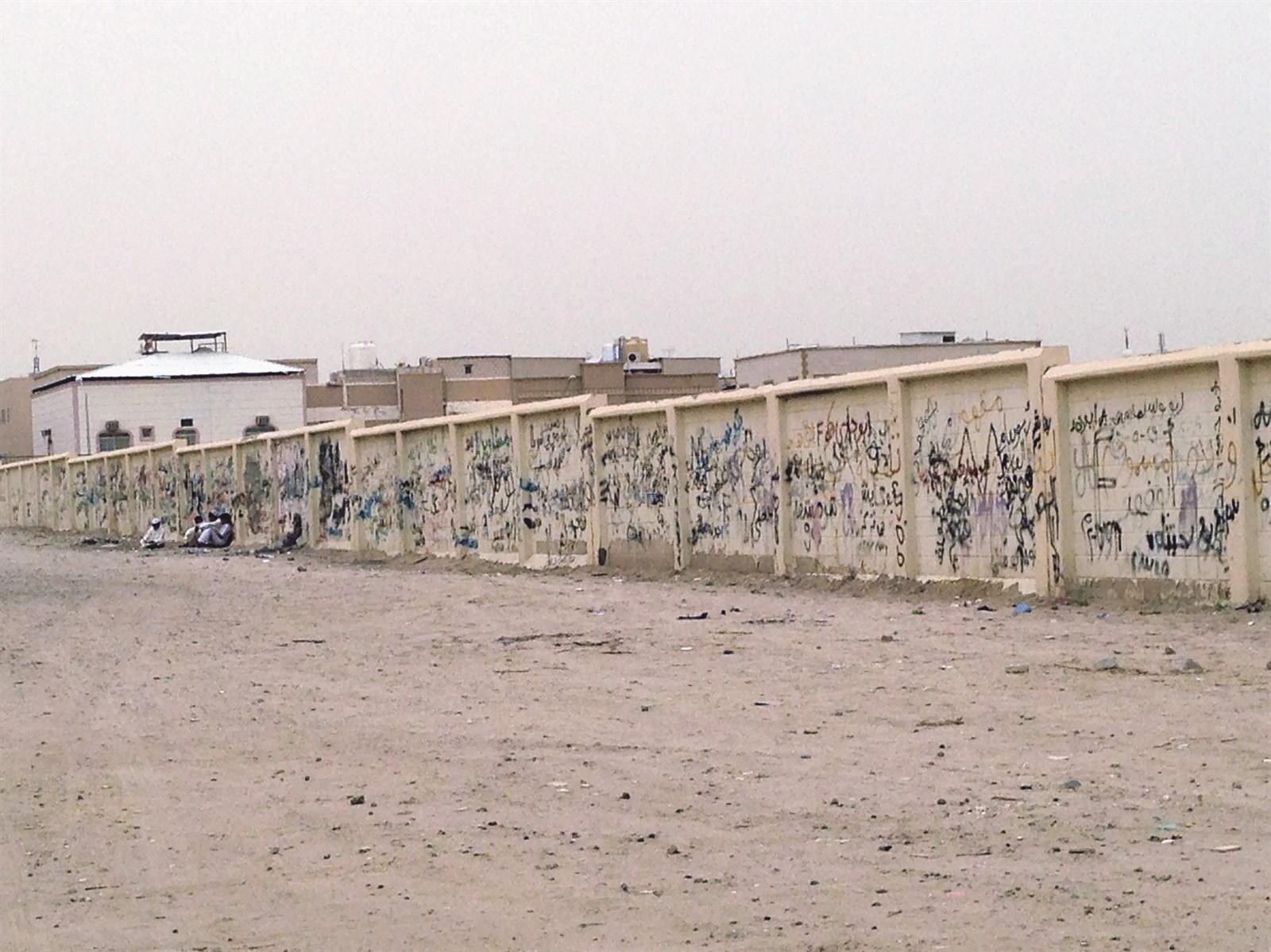 مراهقو المنطقة كتبوا ذكرياتهم على الجدران