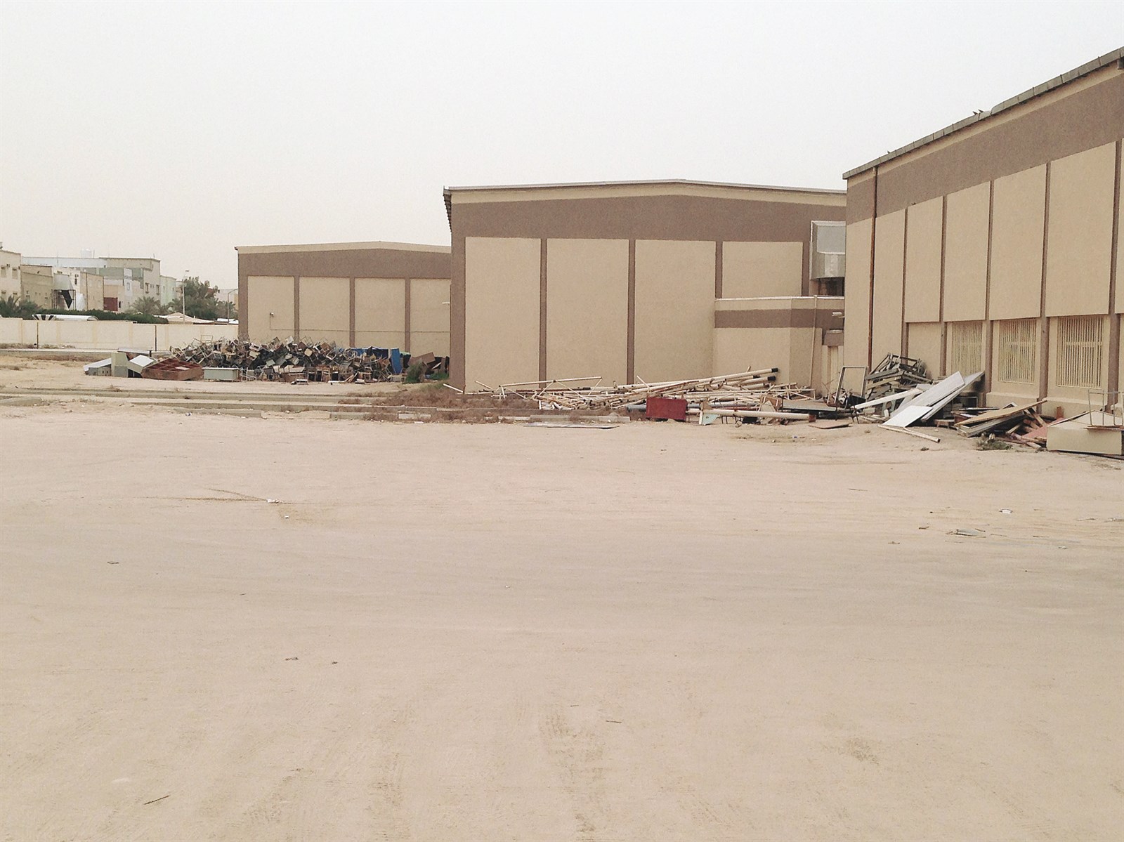 منظر من داخل سور إحدى مدارس الظهر