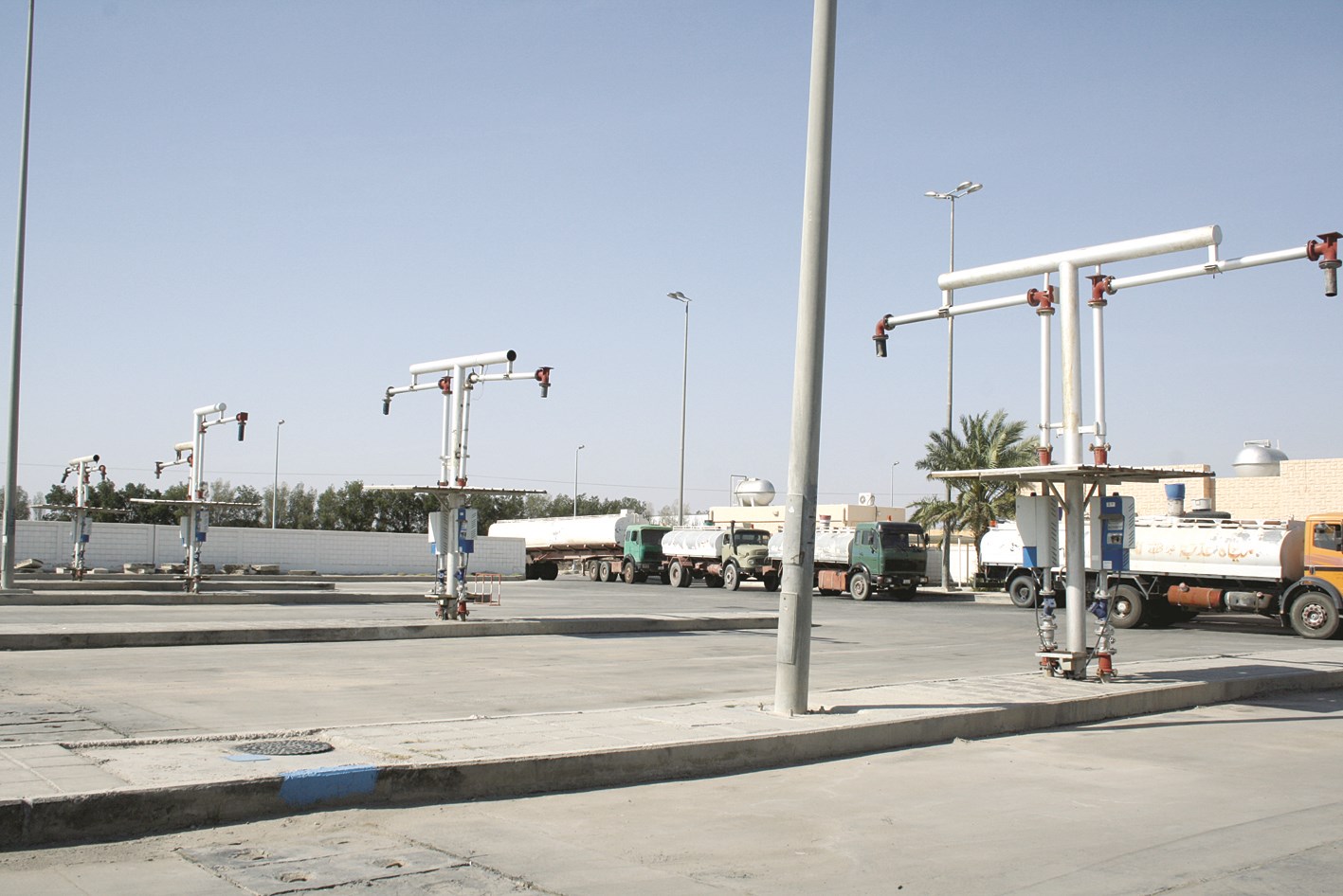 التناكر تقف طابوراً على 3 مضخات وأخرى معطلة